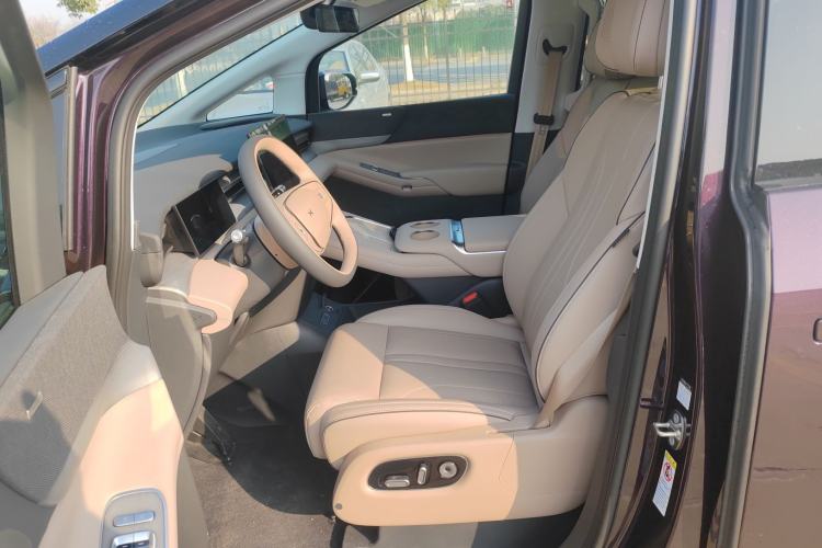 Used XPeng X9 2025 650 Long-Range Max Left Front Seat