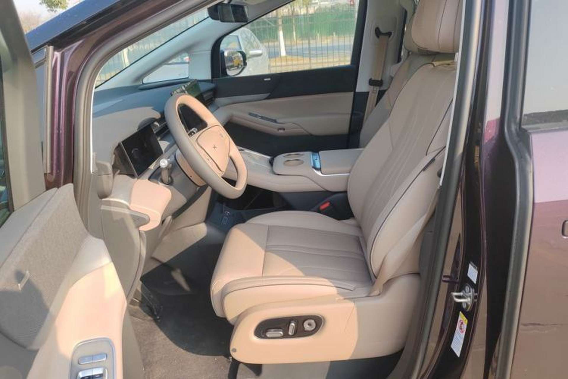 Used XPeng X9 2025 650 Long-Range Max Left Front Seat