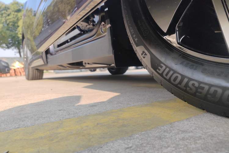 Used XPeng X9 2025 650 Long-Range Max Left Side Sill