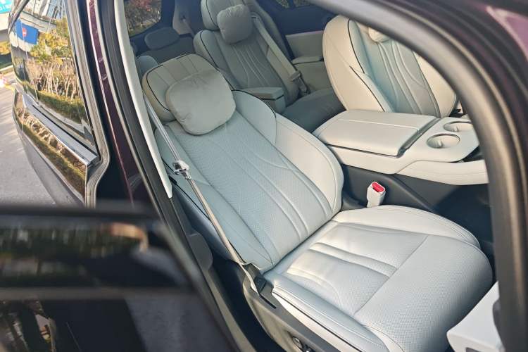 Used XPeng X9 2025 740 Ultra-Long Range Max Right Front Seat
