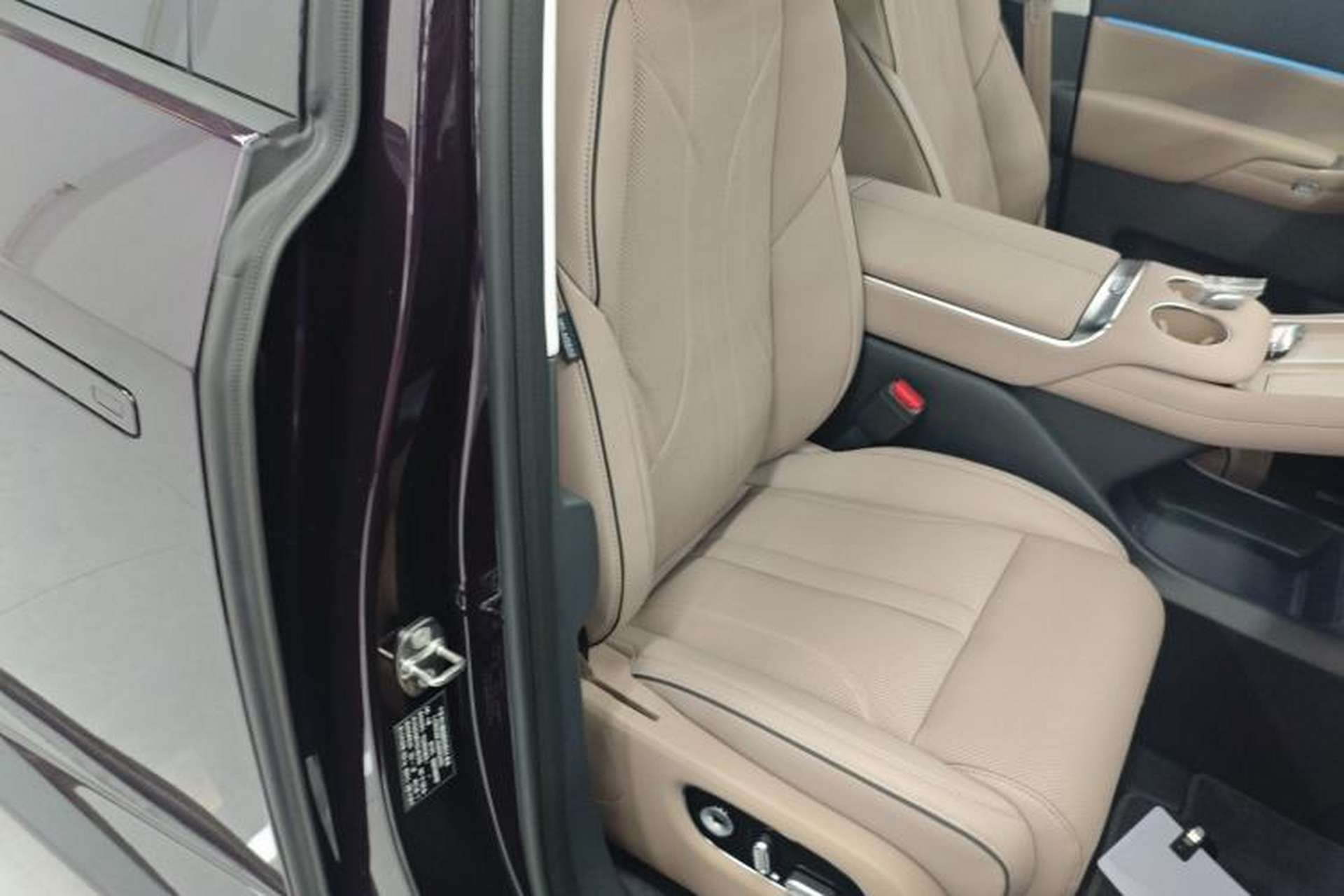 Used XPeng X9 2025 650 Long-Range Max Right Front Seat