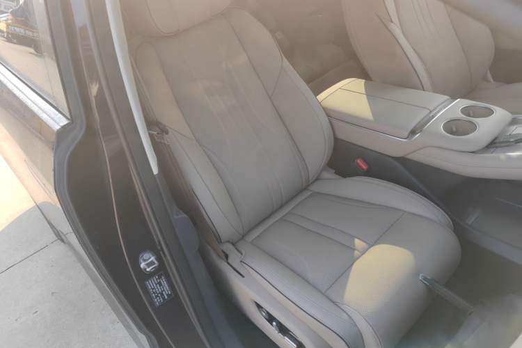 Used XPeng X9 2025 650 Long-Range Max Right Front Seat