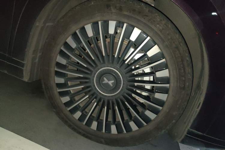 Used XPeng X9 2025 740 Ultra-Long Range Max Right Front Wheel Hub