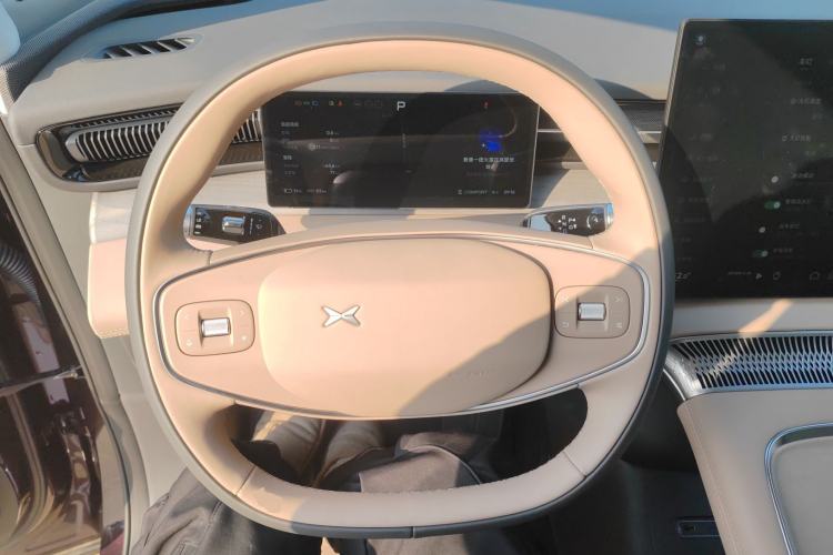 Used XPeng X9 2025 650 Long-Range Max Steering Wheel