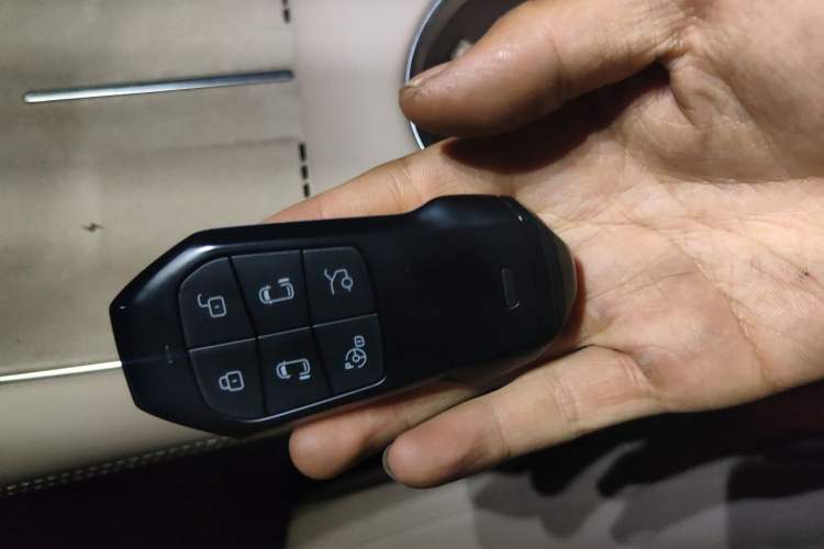 Used XPeng X9 2025 740 Ultra-Long Range Max Vehicle Key