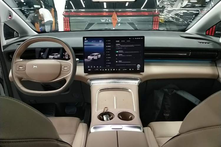 Used XPeng X9 2025 650 Long-Range Max Center Console