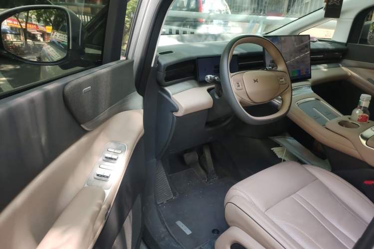 Used XPeng X9 2025 650 Long-Range Max Driver Seat