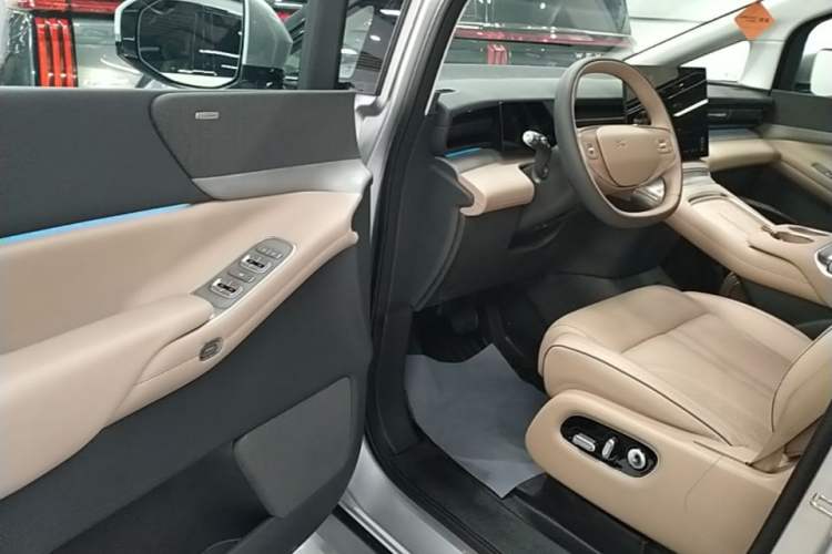 Used XPeng X9 2025 650 Long-Range Max Driver Seat