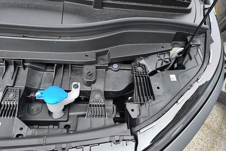Used XPeng X9 2025 740 Ultra-Long Range Max Engine Bay Left