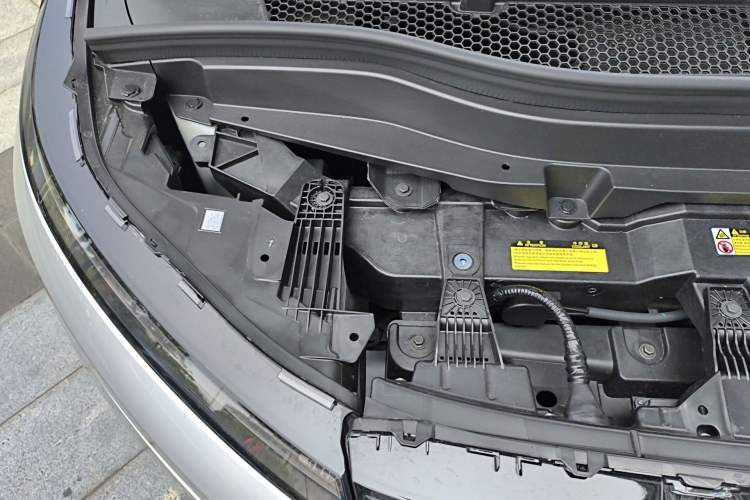 Used XPeng X9 2025 740 Ultra-Long Range Max Engine Bay Right