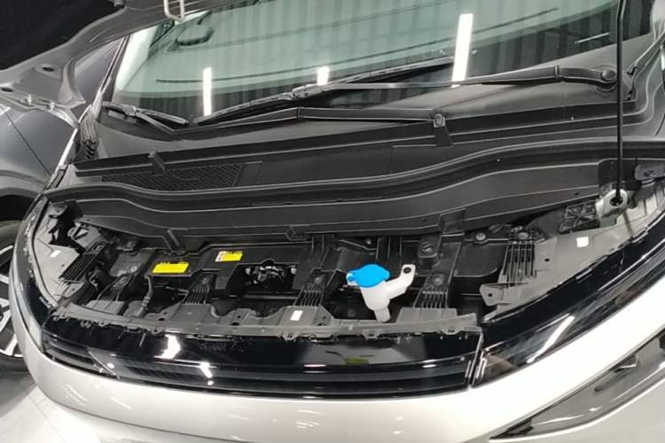 Used XPeng X9 2025 650 Long-Range Max Engine Bay