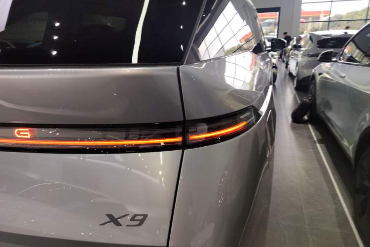Used XPeng X9 2025 740 Ultra-Long Range Max Exterior 6
