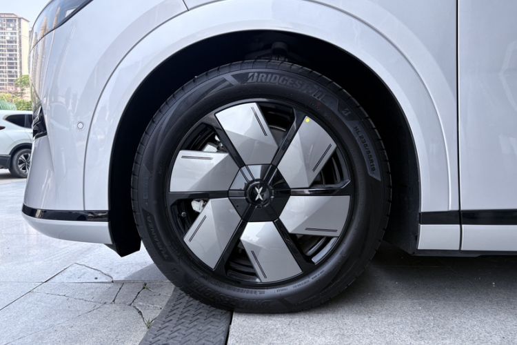 Used XPeng X9 2025 650 Long-Range Max Exterior 6