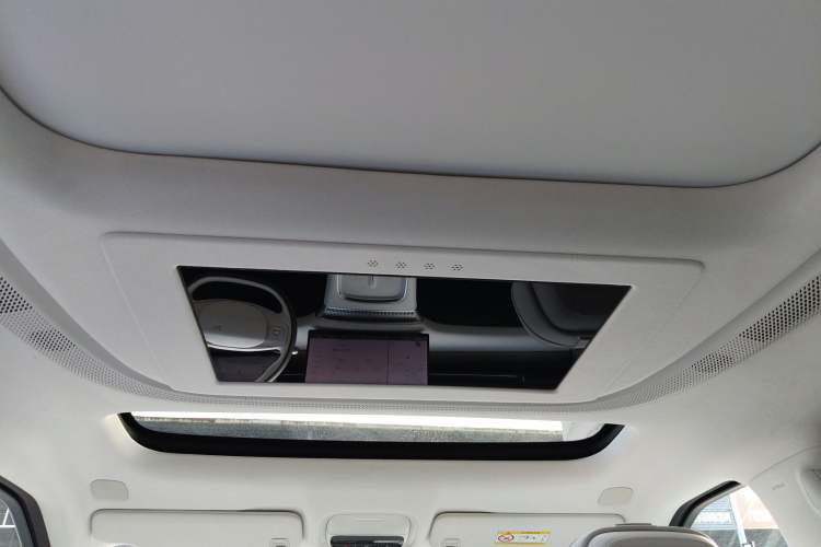 Used XPeng X9 2025 650 Long-Range Max Headliner