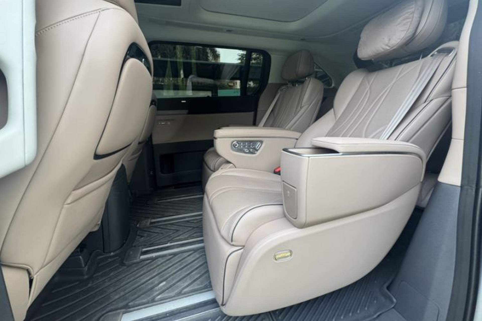Used XPeng X9 2025 740 Ultra-Long Range Max Interior 2