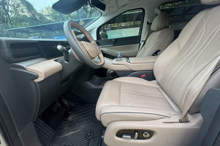 Used XPeng X9 2025 740 Ultra-Long Range Max Interior 3