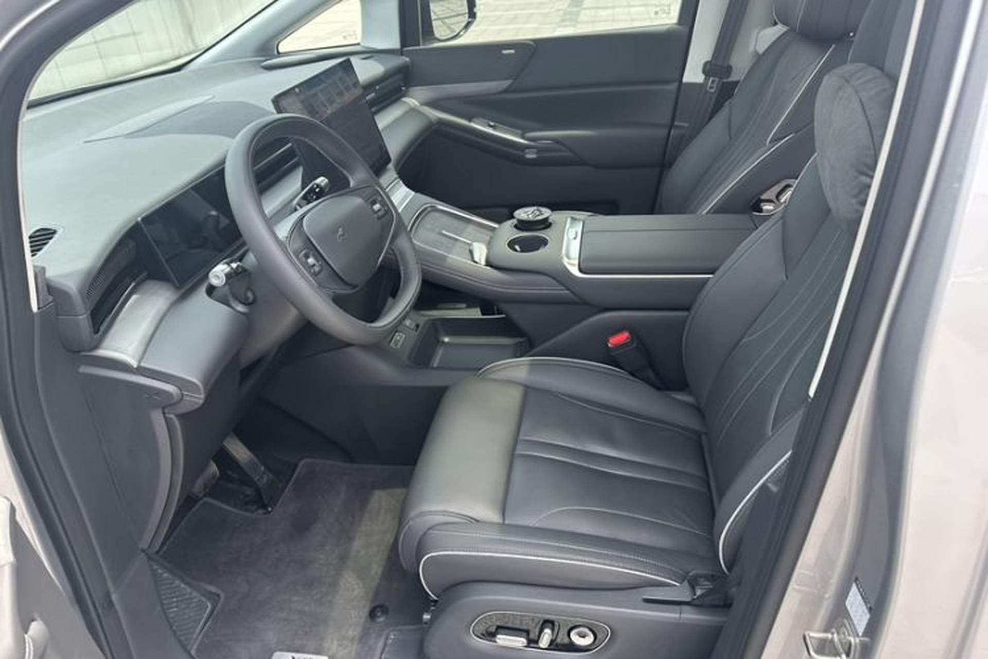 Used XPeng X9 2025 740 Ultra-Long Range Max Interior 3