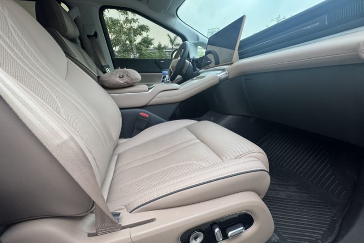 Used XPeng X9 2025 740 Ultra-Long Range Max Interior 6