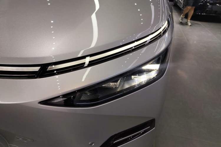 Used XPeng X9 2025 740 Ultra-Long Range Max Left Front Headlight