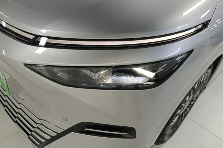 Used XPeng X9 2025 740 Ultra-Long Range Max Left Front Headlight