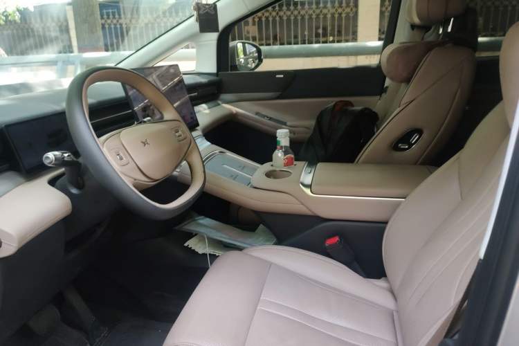 Used XPeng X9 2025 650 Long-Range Max Left Front Seat