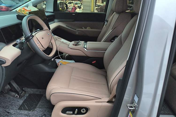 Used XPeng X9 2025 740 Ultra-Long Range Max Left Front Seat