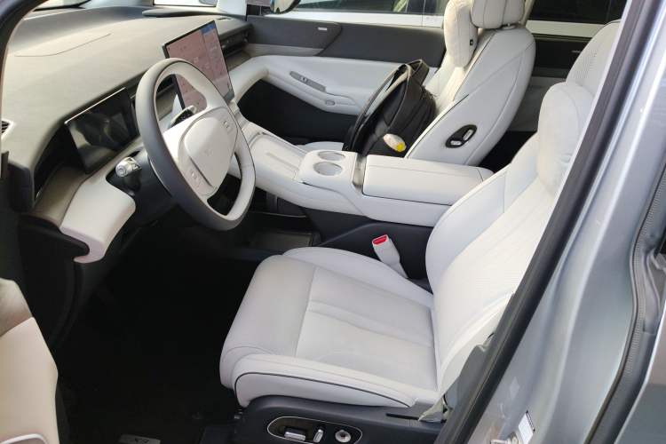 Used XPeng X9 2025 650 Long-Range Max Left Front Seat