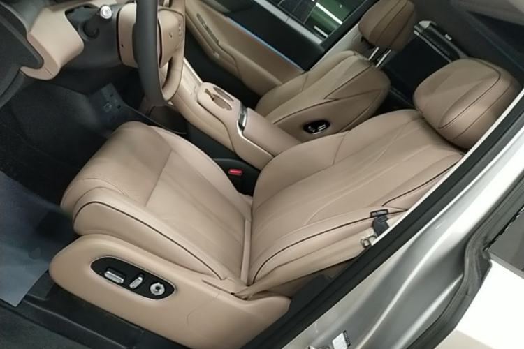 Used XPeng X9 2025 650 Long-Range Max Left Front Seat