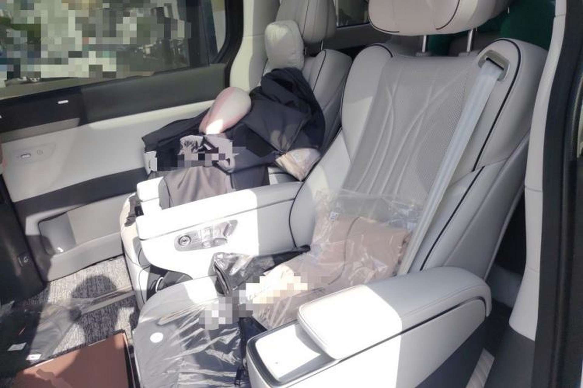 Used XPeng X9 2025 650 Long-Range Max Left Rear Seat