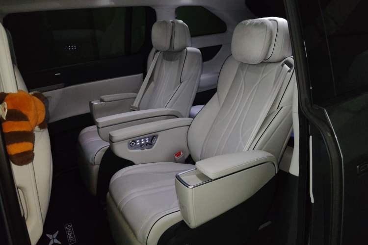 Used XPeng X9 2025 740 Ultra-Long Range Max Left Rear Seat