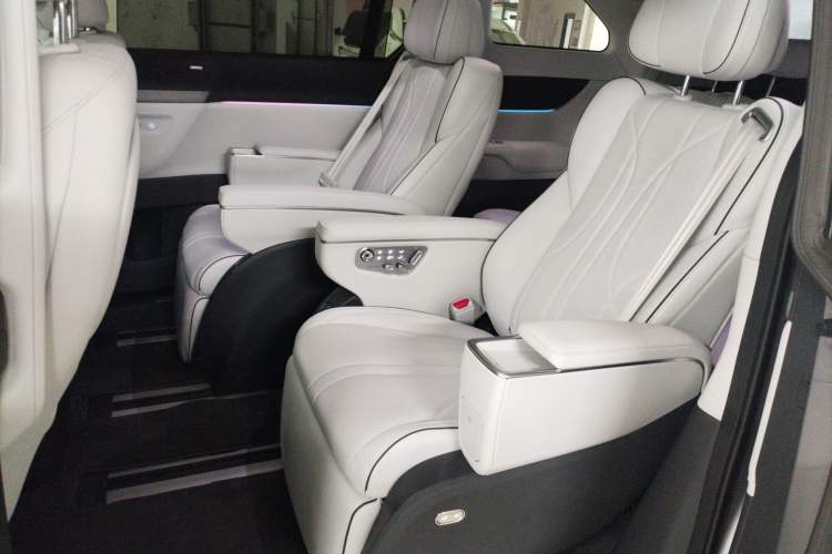 Used XPeng X9 2025 650 Long-Range Max Left Rear Seat