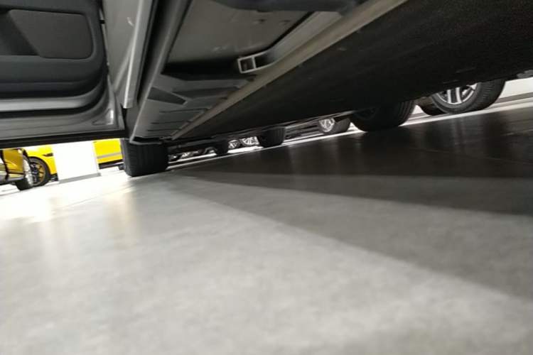 Used XPeng X9 2025 650 Long-Range Max Left Side Sill