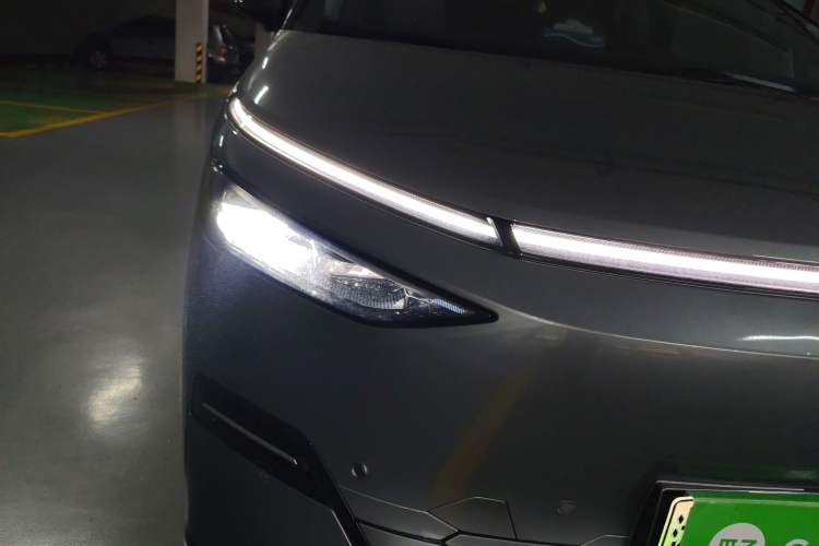Used XPeng X9 2025 740 Ultra-Long Range Max Right Front Headlight