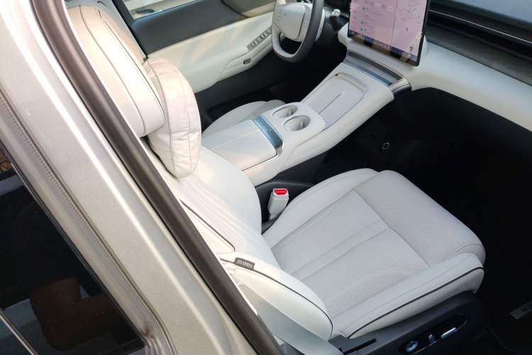 Used XPeng X9 2025 650 Long-Range Max Right Front Seat