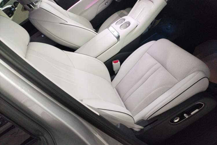 Used XPeng X9 2025 650 Long-Range Max Right Front Seat