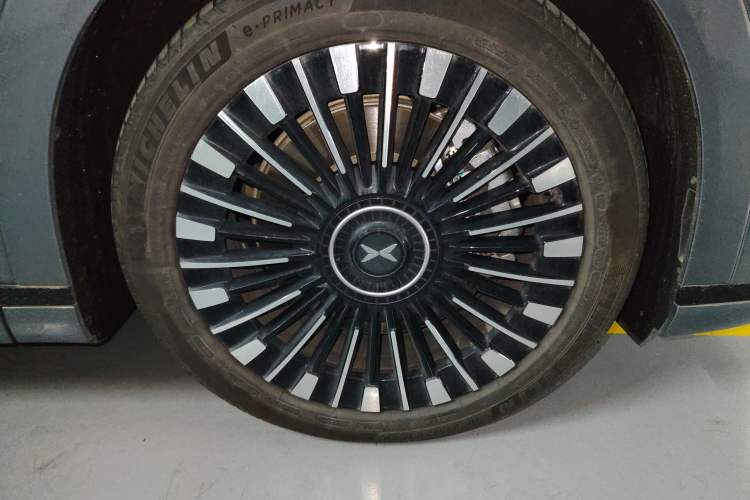 Used XPeng X9 2025 740 Ultra-Long Range Max Right Front Wheel Hub