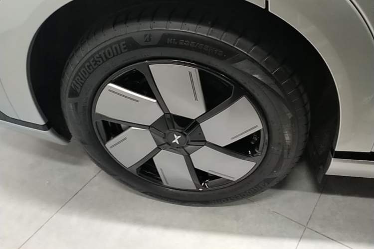 Used XPeng X9 2025 650 Long-Range Max Right Rear Wheel Hub
