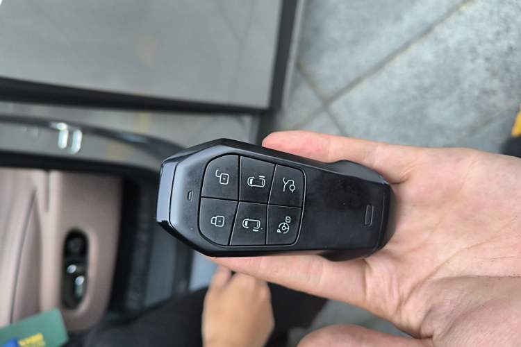 Used XPeng X9 2025 740 Ultra-Long Range Max Vehicle Key