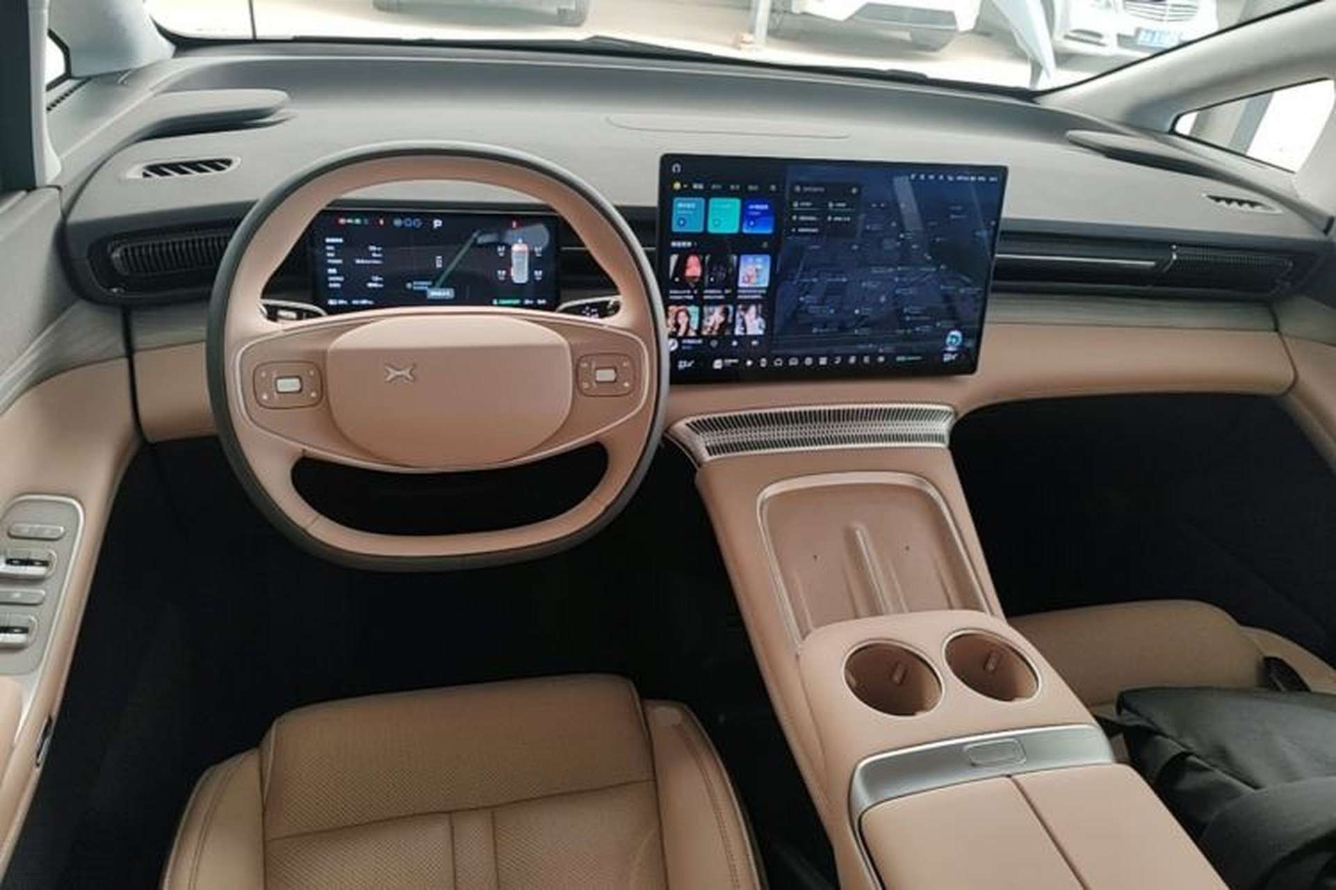 Used XPeng X9 2025 740 Ultra-Long Range Max Center Console
