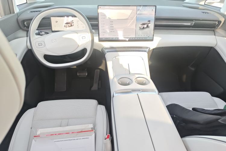 Used XPeng X9 2025 650 Long-Range Max Center Console