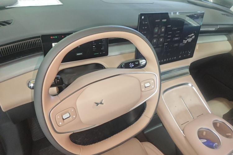 Used XPeng X9 2025 740 Ultra-Long Range Max Center Console