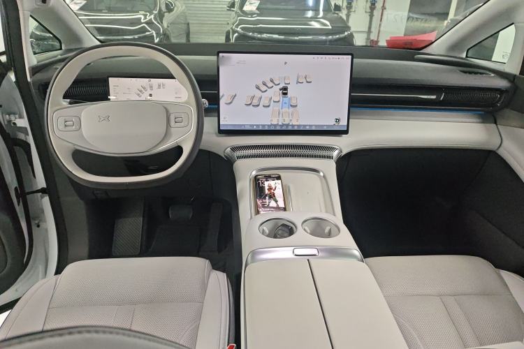 Used XPeng X9 2025 650 Long-Range Max Center Console
