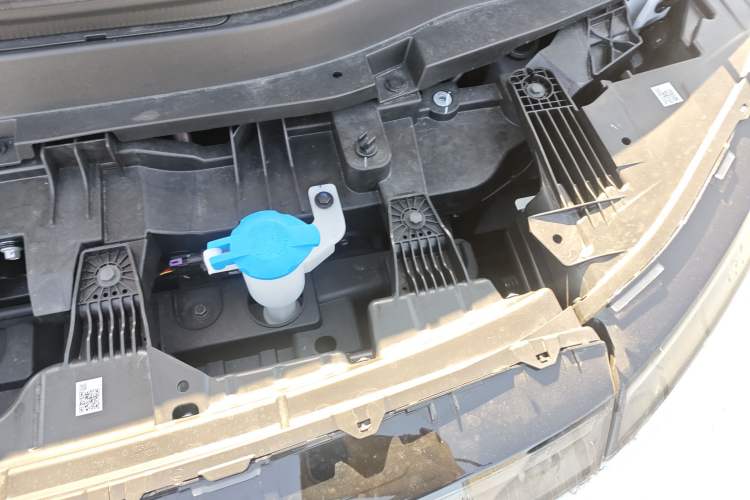 Used XPeng X9 2025 650 Long-Range Max Engine Bay Left