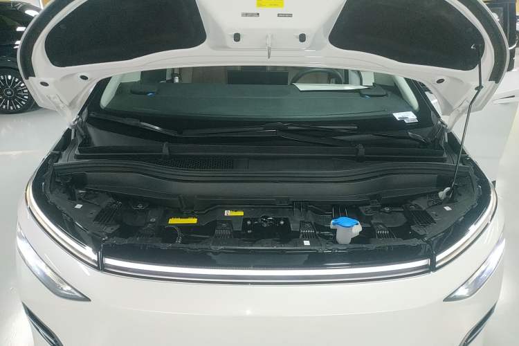 Used XPeng X9 2025 740 Ultra-Long Range Max Engine Bay