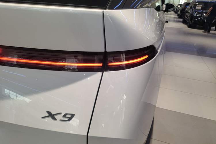 Used XPeng X9 2025 740 Ultra-Long Range Max Exterior 3