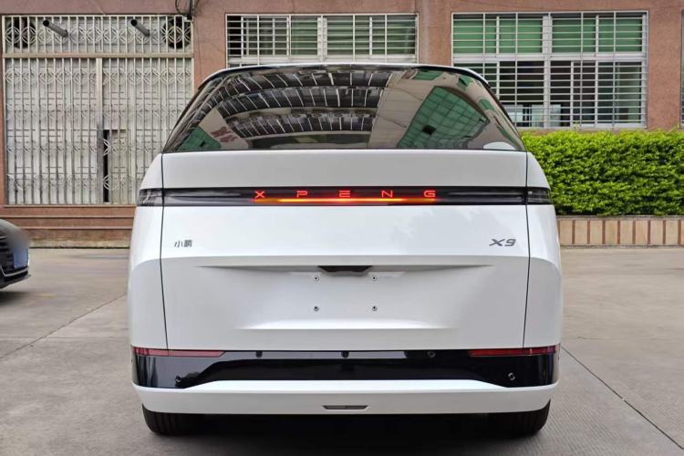 Used XPeng X9 2025 650 Long-Range Max Exterior 3