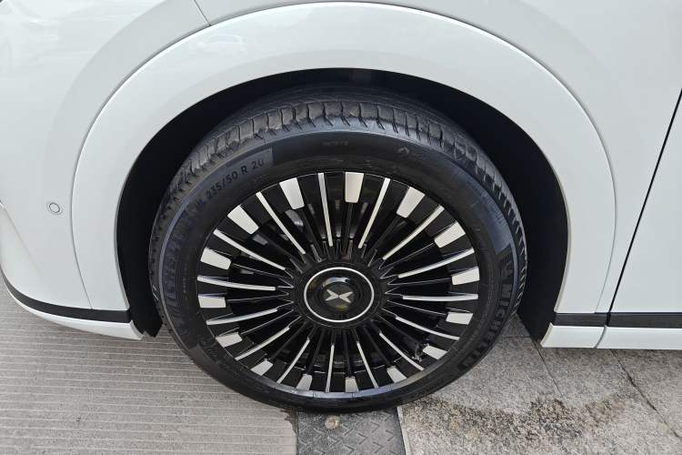 Used XPeng X9 2025 740 Ultra-Long Range Max Exterior 4