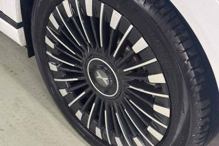Used XPeng X9 2025 740 Ultra-Long Range Max Exterior 5