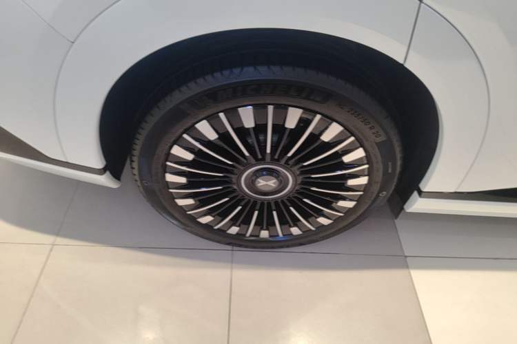 Used XPeng X9 2025 740 Ultra-Long Range Max Exterior 5