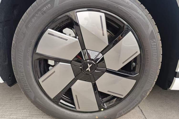 Used XPeng X9 2025 650 Long-Range Max Exterior 5